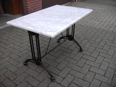 Tafel in natuursteen