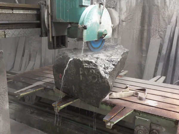 Bewerking met steenzaag in het atelier